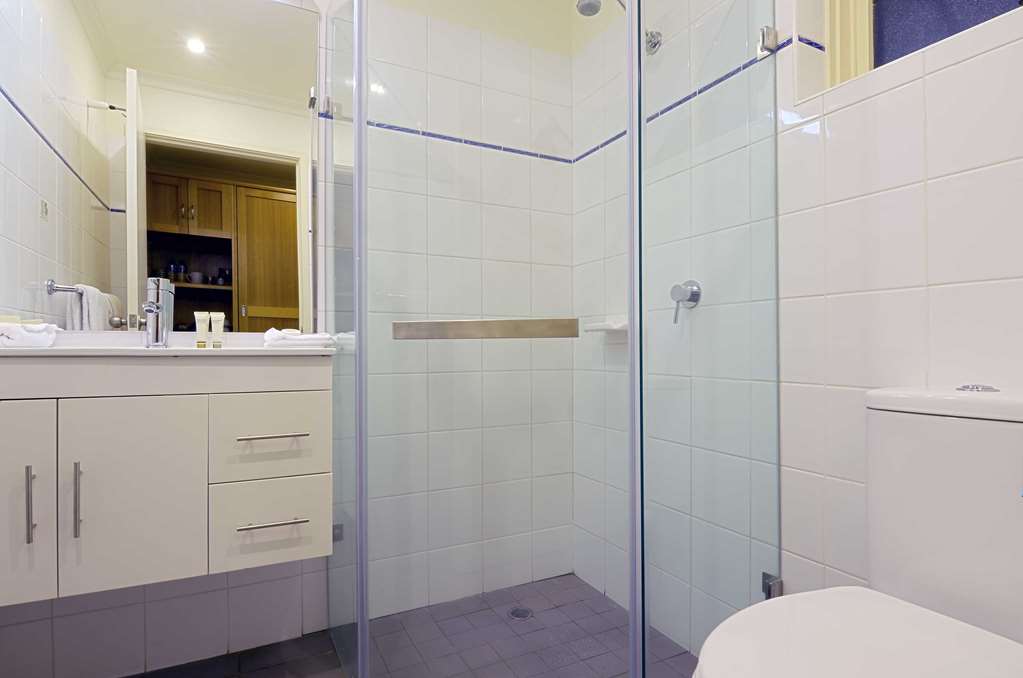standard bathroom Best Western Plus Buckingham International Melbourne (03) 9555 0011