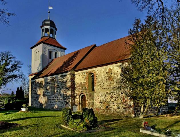 Kirche Petershagen - Ev. Kirchengemeinde Ruf Falkenhagen, Berliner Straße 30 in Zeschdorf
