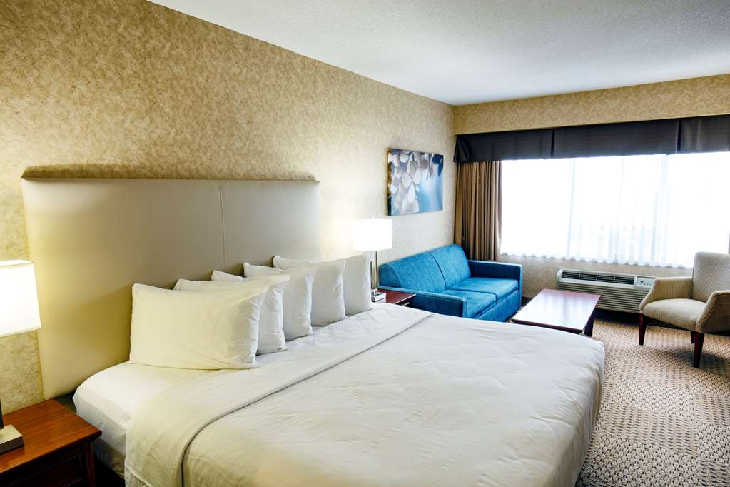 Best Western Voyageur Place Hotel in Newmarket: King Room with pullout sofa bed, located in hotel tower.
