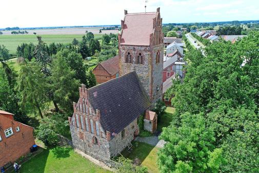 Kirche Barenthin - Pfarrsprengel Breddin-Barenthin, Lindenallee 32 in Barenthin