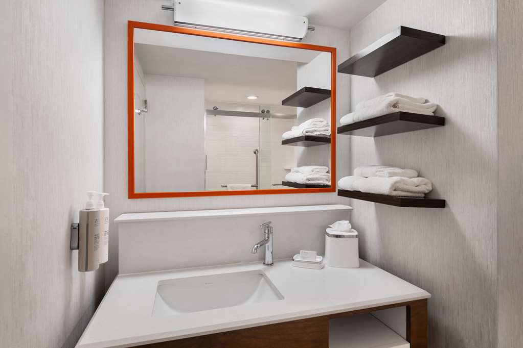 Guest room bath