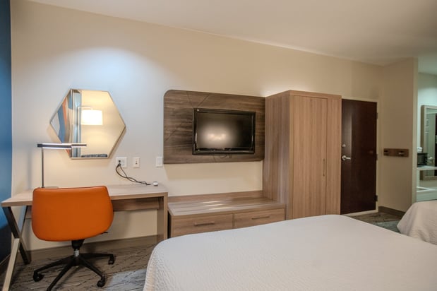 Images Holiday Inn Express & Suites Cleveland by IHG
