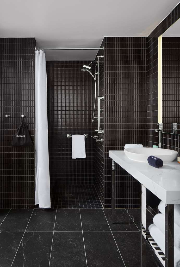 Guest room bath