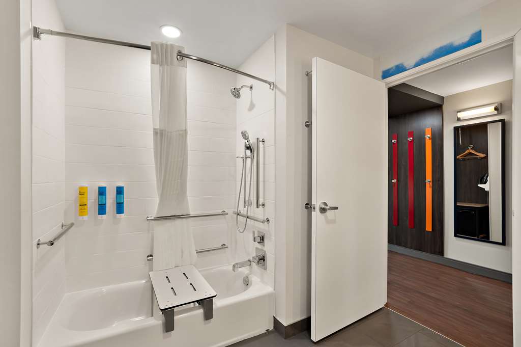Guest room bath