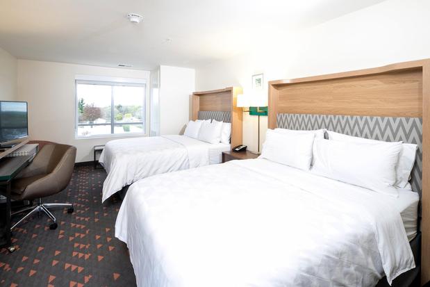 Images Holiday Inn & Suites Mount Pleasant, an IHG Hotel