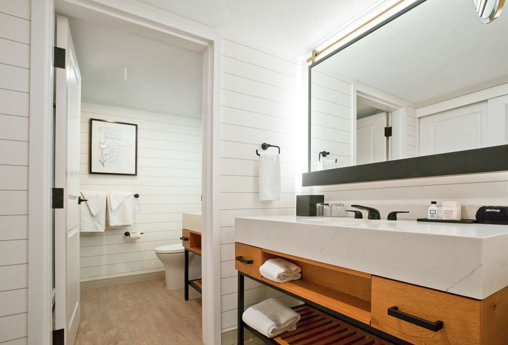 Guest room bath