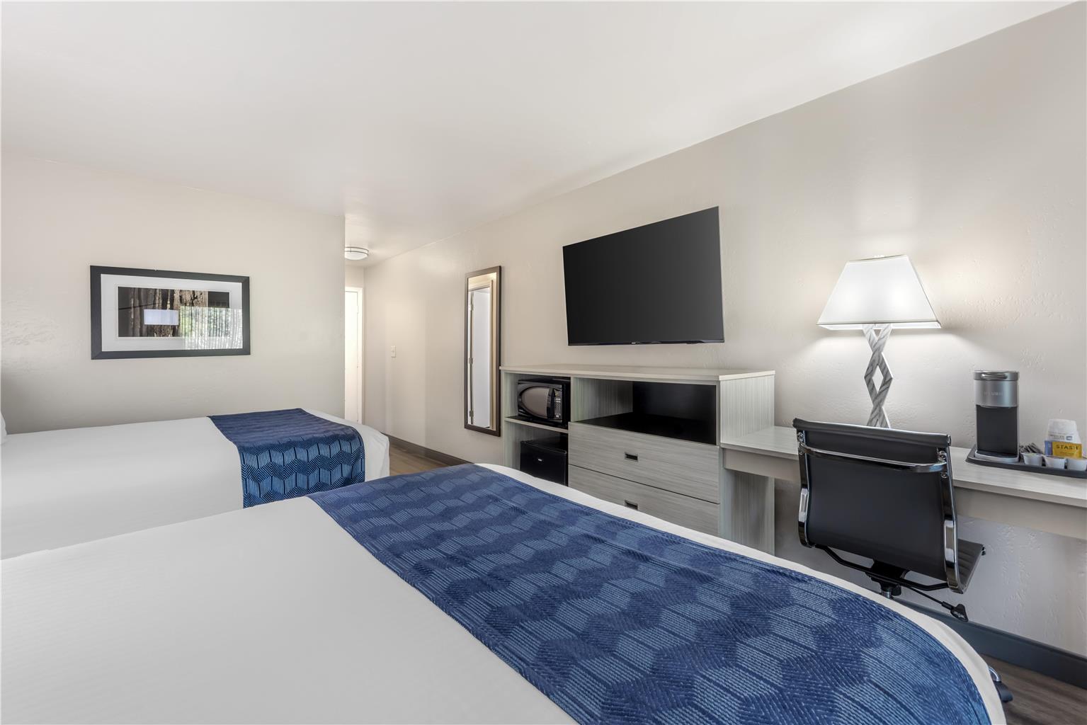 2 Queen - Water View - Pet Friendly
