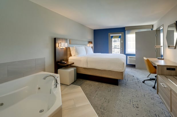 Images Holiday Inn Express & Suites Branson 76 Central by IHG