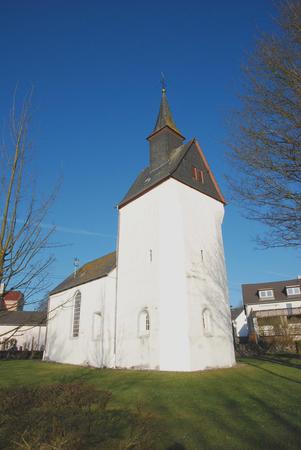 Die Matthäuskapelle in Hüblingen datiert in das späte 14. Jahrhundert. Als Marienkapelle von wenigen Hüblinger Bürgern erbaut, hat sie die Zeiten bis heute überdauert. Einen besonderen Schatz stellen die Wandgemälde im Chor dar, die wohl in der Mitt...