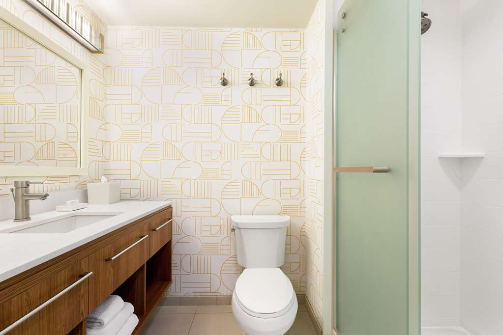 Guest room bath