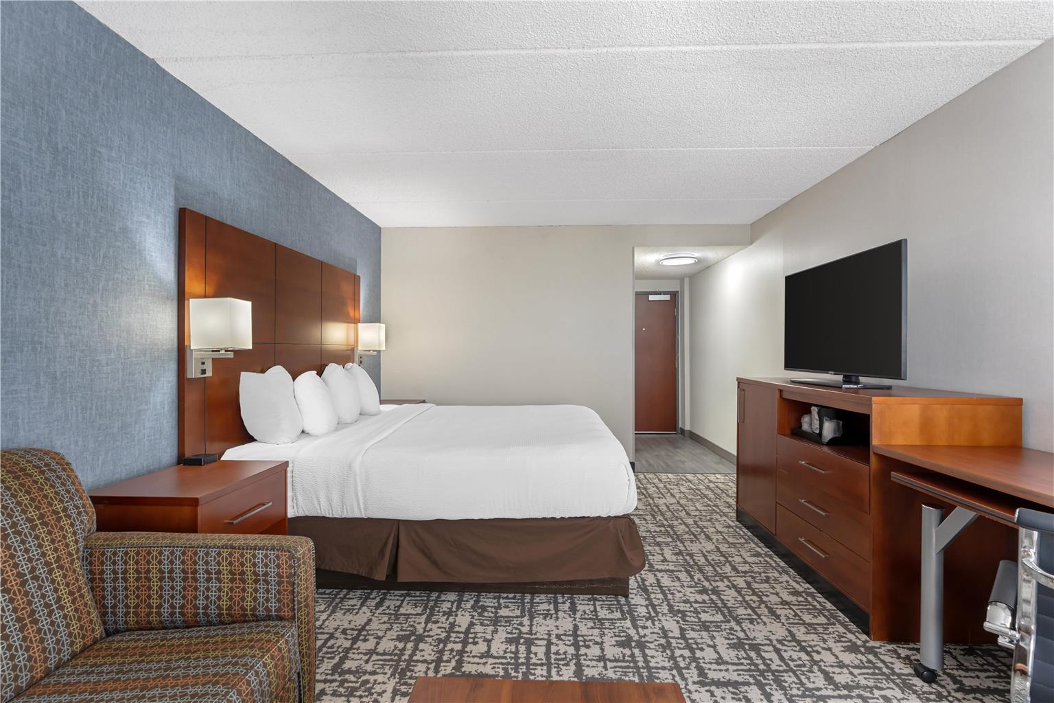 1 King Bed w/ Sofabed