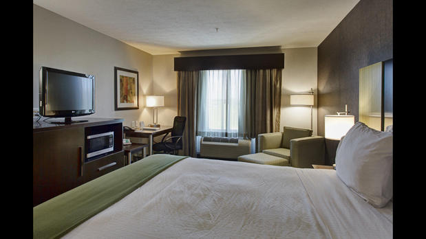 Images Holiday Inn Express & Suites North Fremont, an IHG Hotel