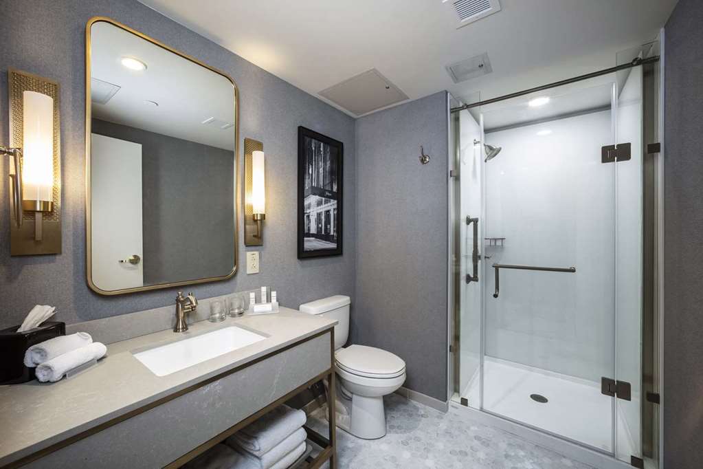 Guest room bath