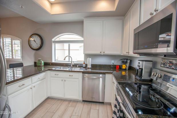 Images Shelli Bronstine, REALTOR | Coldwell Banker Realty