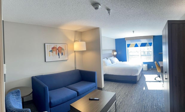 Images Holiday Inn Express & Suites Marquette by IHG