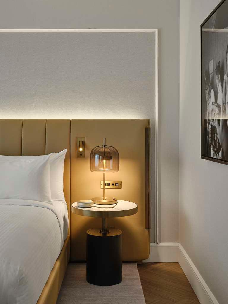 Guest room Vogue Hotel Montreal Downtown, Curio Collection by Hilton Montreal (514)285-5555