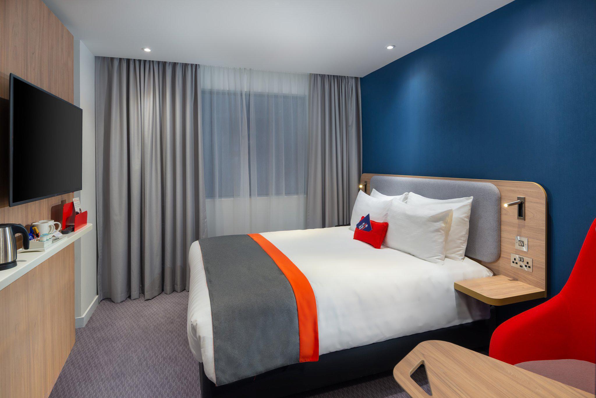 Holiday Inn Express London Heathrow T4, an IHG Hotel Hounslow 020 3971 4433