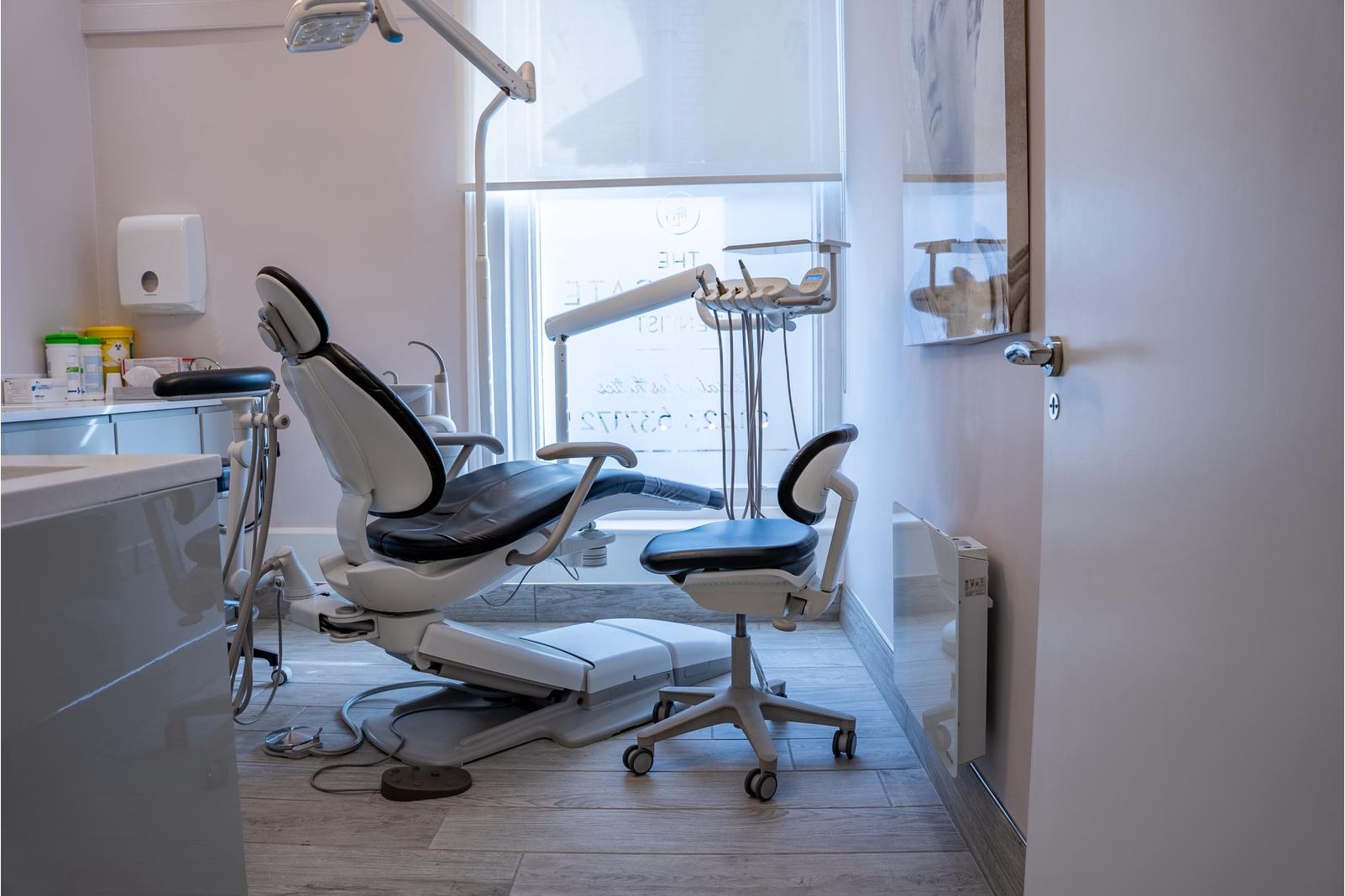 Private dental surgery room at The Harrogate Clinic with a modern dental chair, overhead light, and professional instruments, providing a clean and comfortable environment for general and cosmetic dentistry in Harrogate.
