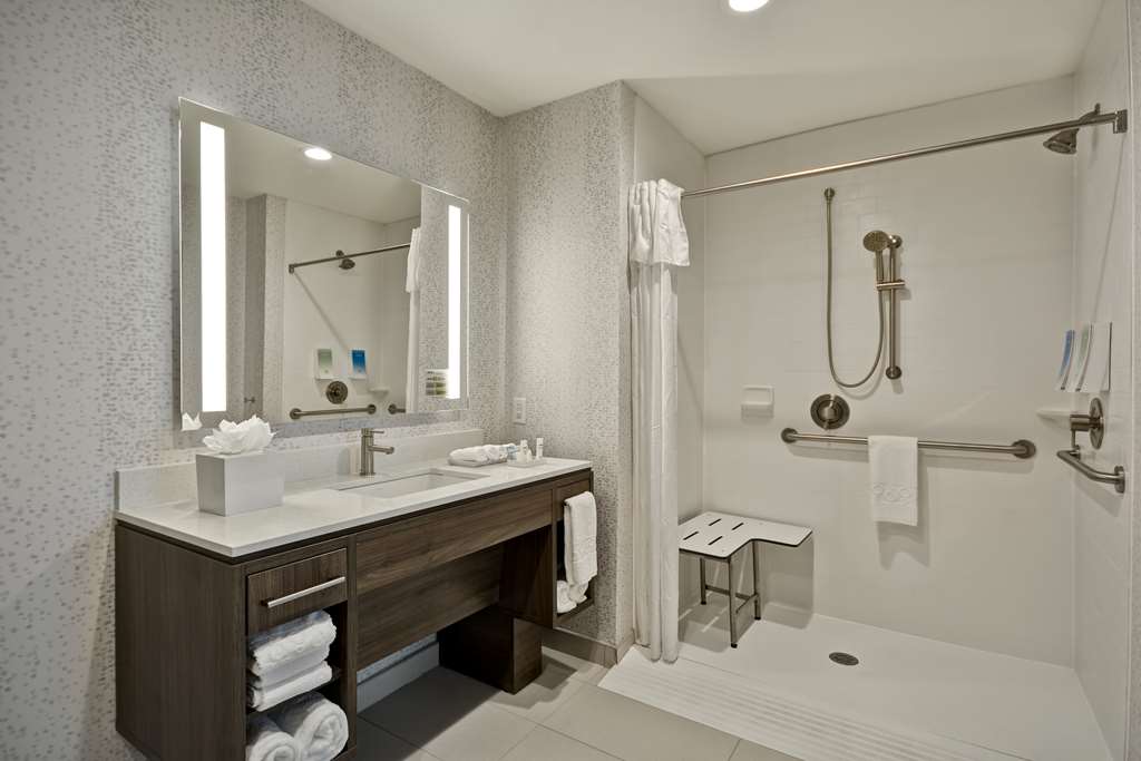 Guest room bath
