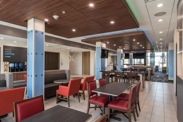 Images Holiday Inn Express & Suites Phoenix North - Happy Valley by IHG