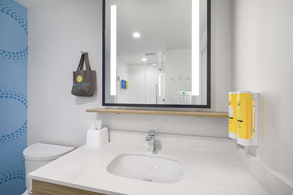 Guest room bath