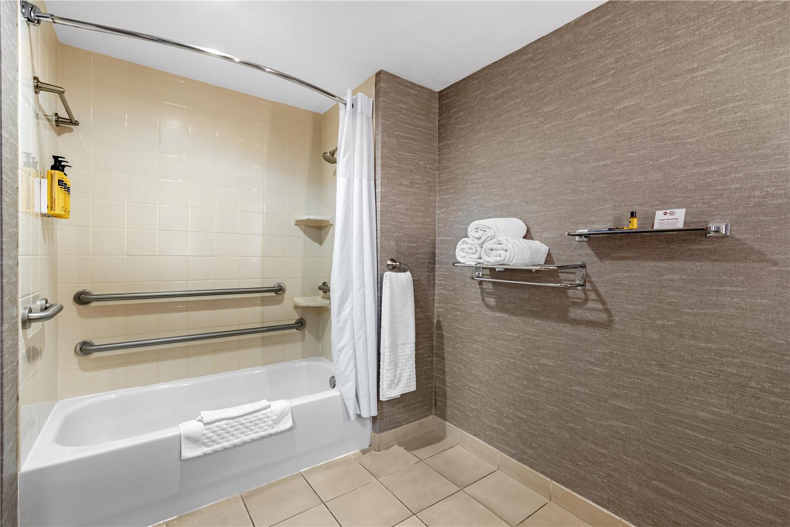 ADA - 1 King Bed w/ Bathtub