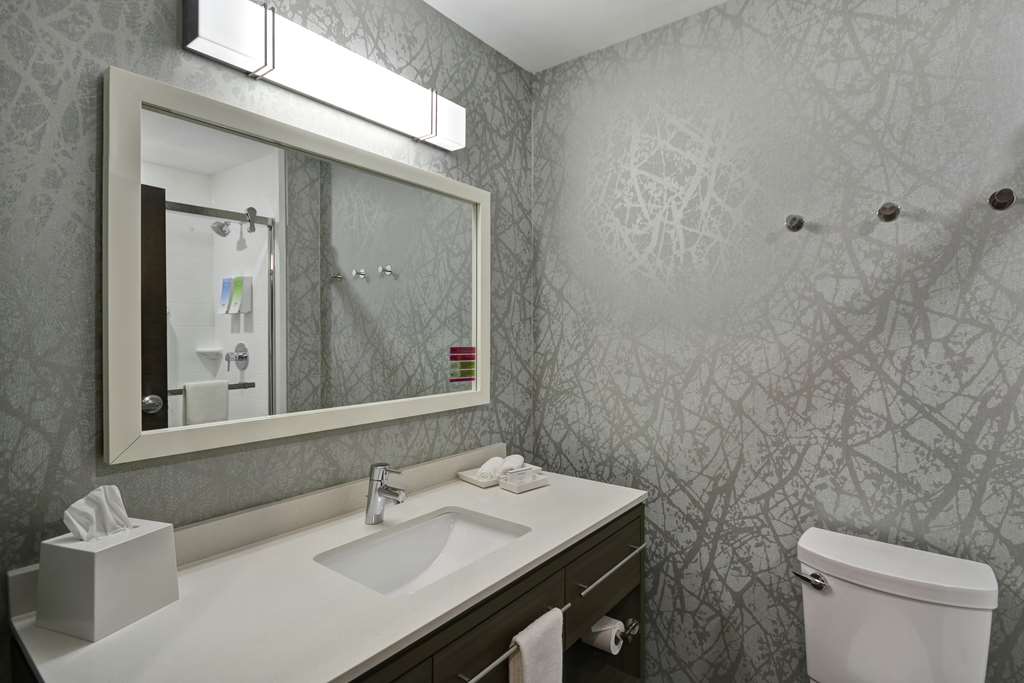 Guest room bath