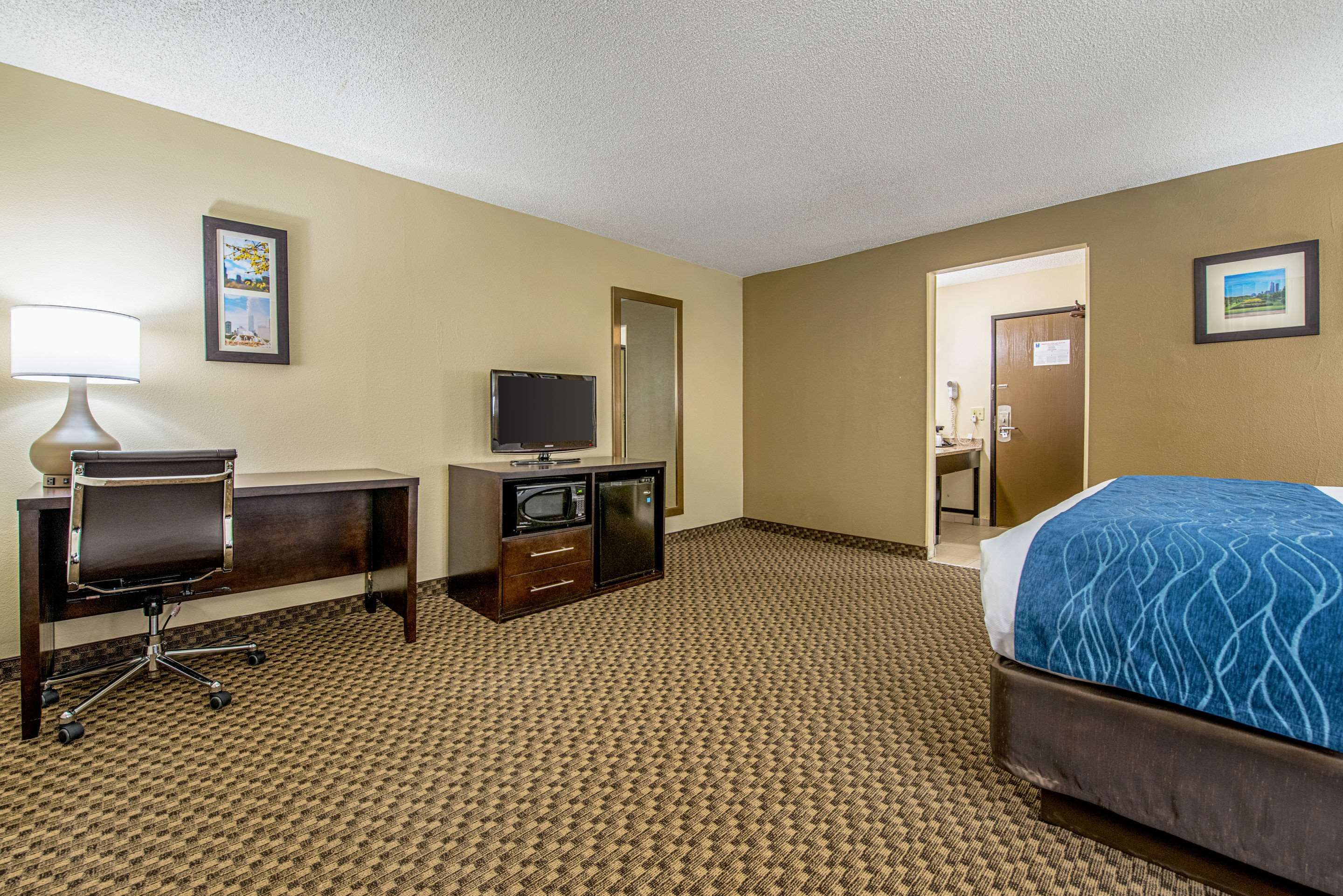 Well-equipped guest room