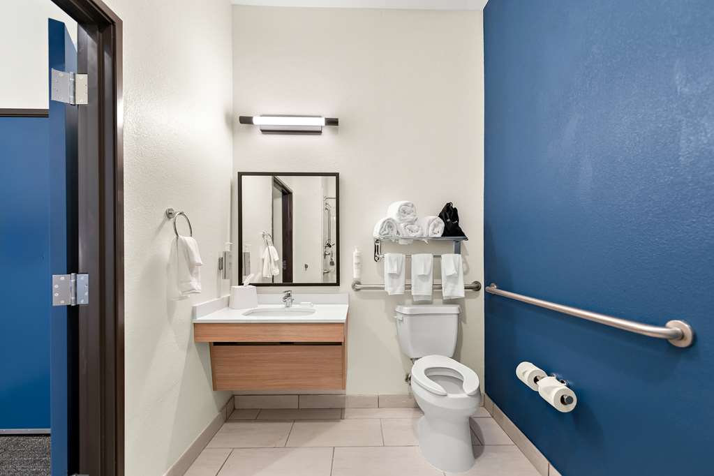 Guest room bath