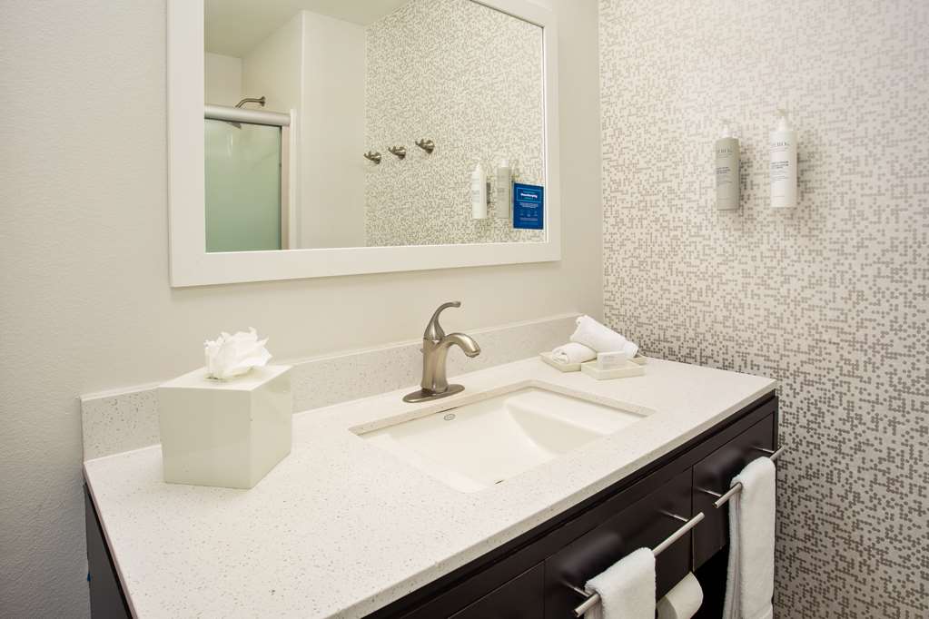 Guest room bath