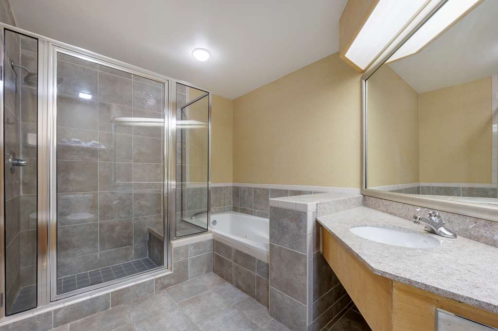 Ringling Suite Bathroom