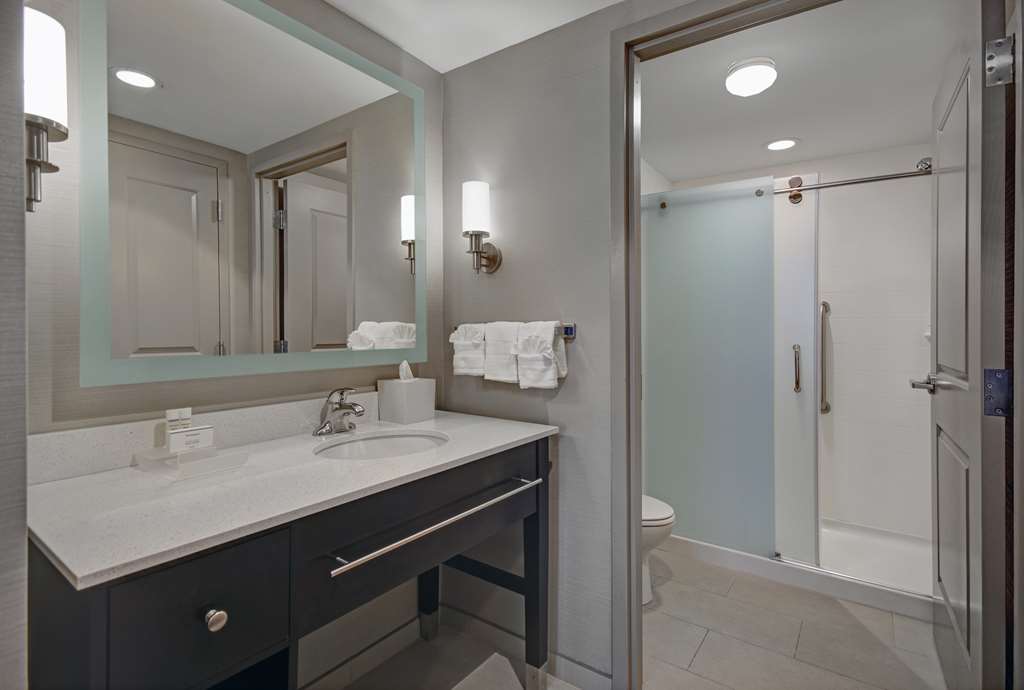 Guest room bath
