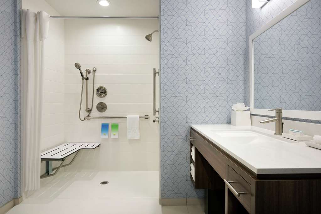 Guest room bath