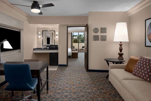 Images Embassy Suites by Hilton Phoenix Biltmore