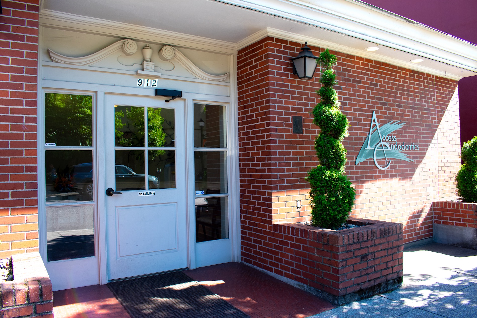 Access Endodontics LLC, located in Oregon City, OR, the practice of Dr. Marat Tselnik limited exclusively to endodontic services. Dr. Marat Tselnik is a specialist member of the American Association of Endodontists and a Board-Certified Diplomate of the American Board of Endodontics. Dr. Tselnik and his highly trained staff provide the highest standard of professional care in a friendly, comfortable environment.
By referring you to an endodontic specialist, your family dentist demonstrates a personal concern for the quality of your dental care. Dr. Marat Tselnik utilizes cutting-edge technology and state-of-the-art microsurgical techniques to provide unsurpassed quality in a compassionate environment of professionalism and clinical excellence. At Access Endodontics, we strive to exceed your expectations.