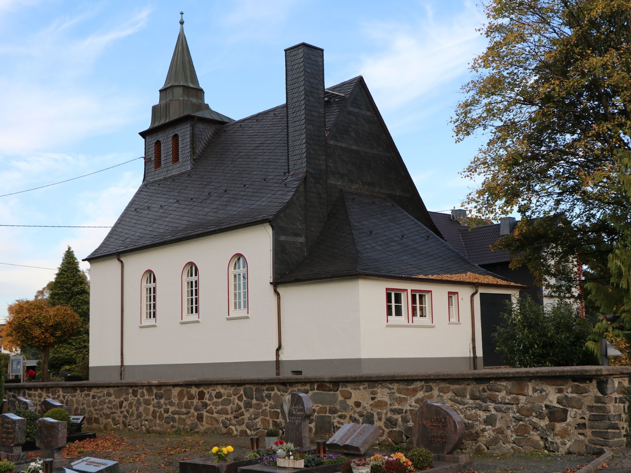 Eine kleine, aber feine Kirche, die 1932 – 1933 unter finanzieller Beteiligung des Gustav-Adolf-Werkes gebaut wurde. Sehenswert ist die Kirche durch ihre harmonische Farbgebung im Innenraum und die über dem Altar in die Wand eingelassene Kanzel.