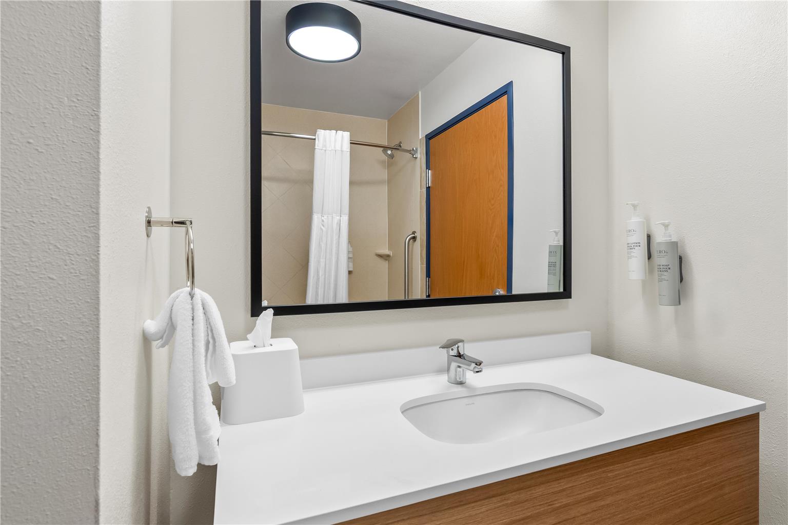 Guest room bath