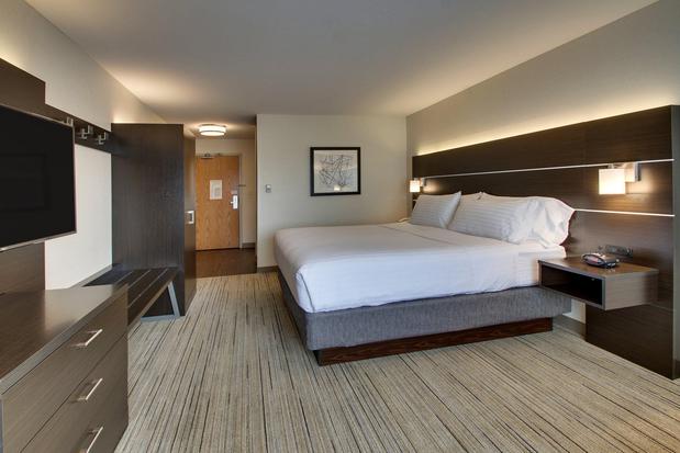 Images Holiday Inn Express & Suites Morris, an IHG Hotel