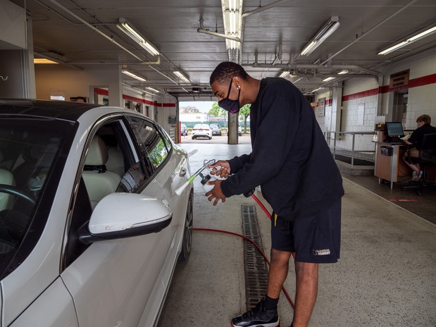 Images Luther Kia of Bloomington