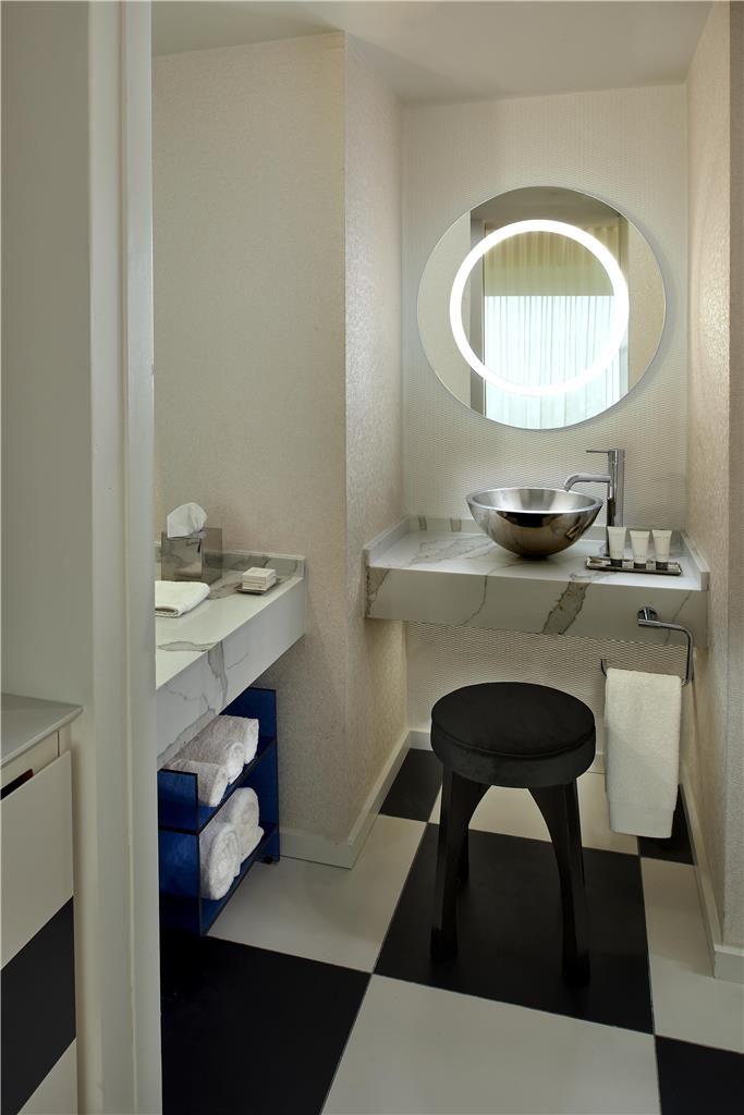 Guest room bath