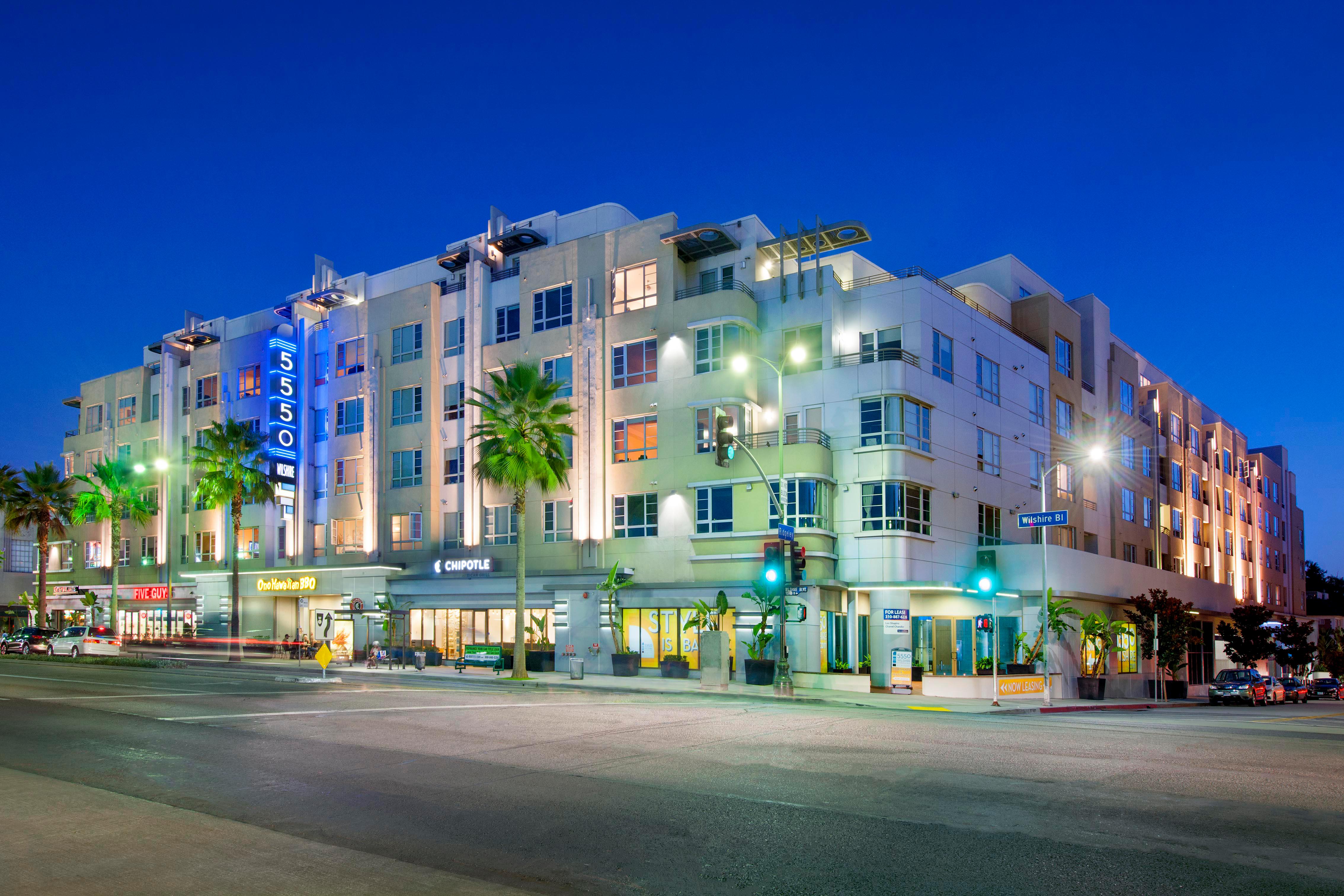 Street View of Building 5550 Wilshire at Miracle Mile by Windsor Apartments Los Angeles (844)363-6526