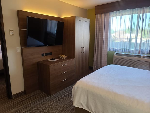 Images Holiday Inn Express & Suites Woodland Hills by IHG