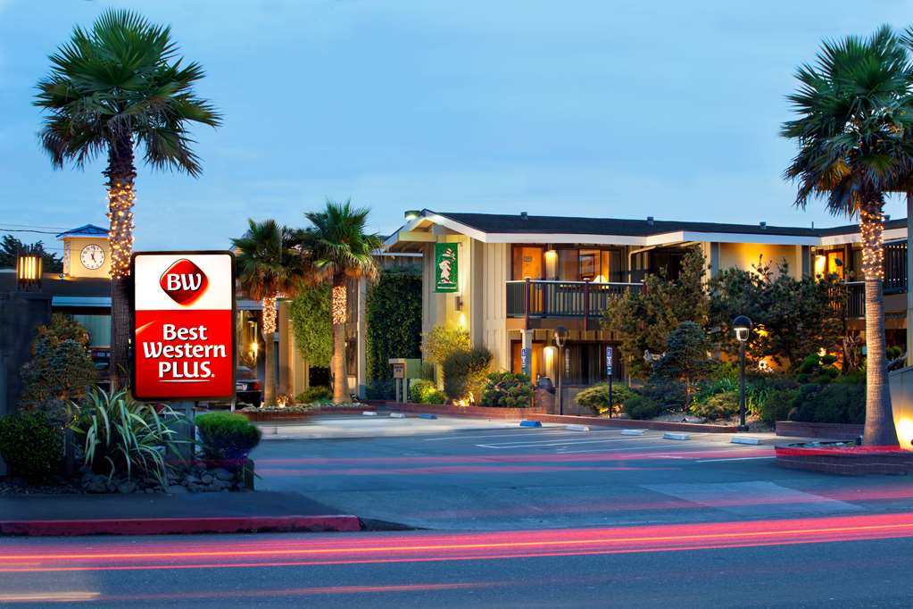 Entrance to Hotel Best Western Plus Humboldt Bay Inn Eureka (707)443-2234