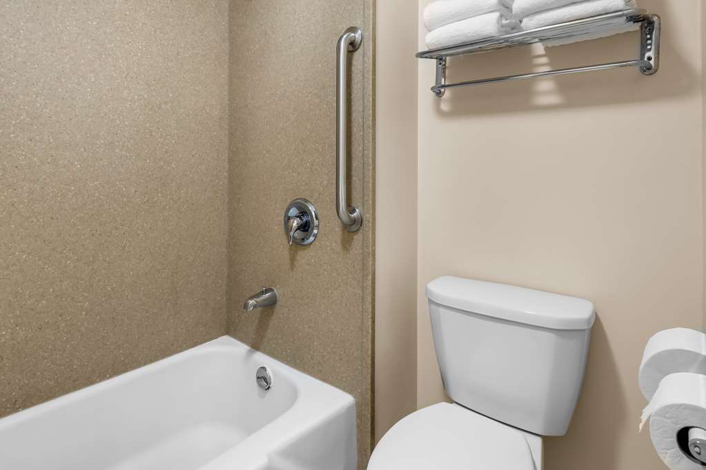 Queen Bathroom