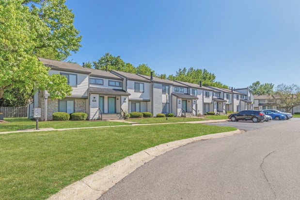 Images Lakeside Crossing at Eagle Creek Apartments and Townhomes