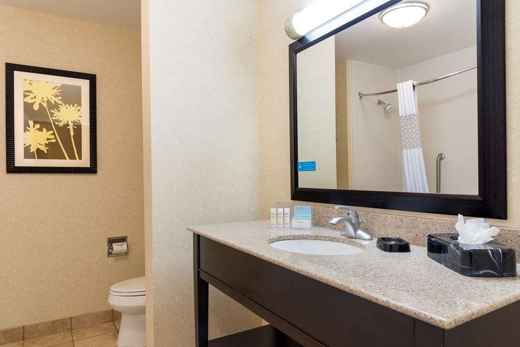 Guest room bath