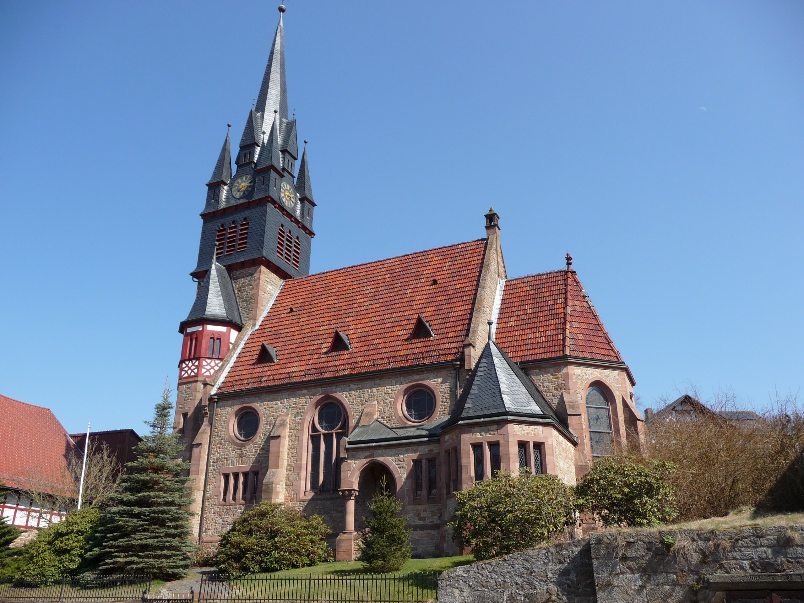 Außenansicht der Evangelischen Kirche Kirtorf-Lehrbach