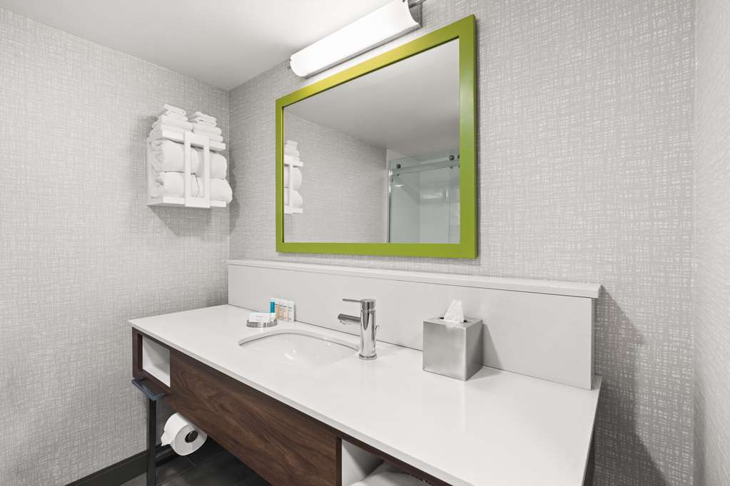 Guest room bath