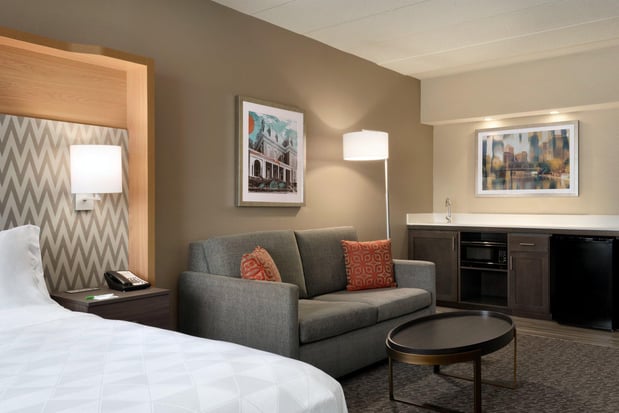 Images Holiday Inn & Suites Council Bluffs-I-29 by IHG