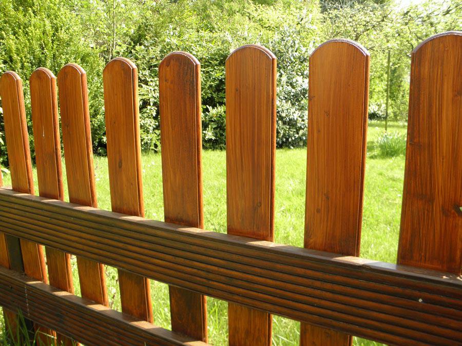 Zaunbau:
Wir errichten Zäune aus Holz-, Aluminium- oder Kunststofflatten. Auch Sonderanfertigungen sind für uns kein Problem.